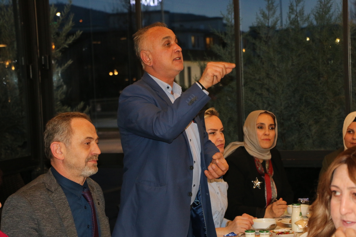 Sakarya Engelliler Birlik Federasyonu tarafından düzenlenen muazzam iftar programında 500 can bir araya geldi. Duaların semaya yükseldiği, engellerin sevgiyle aşıldığı gecede, paylaşılan sadece yemek değil, bir ömürlük dostlu