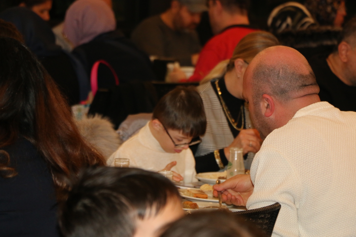 Sakarya Engelliler Birlik Federasyonu tarafından düzenlenen muazzam iftar programında 500 can bir araya geldi. Duaların semaya yükseldiği, engellerin sevgiyle aşıldığı gecede, paylaşılan sadece yemek değil, bir ömürlük dostlu