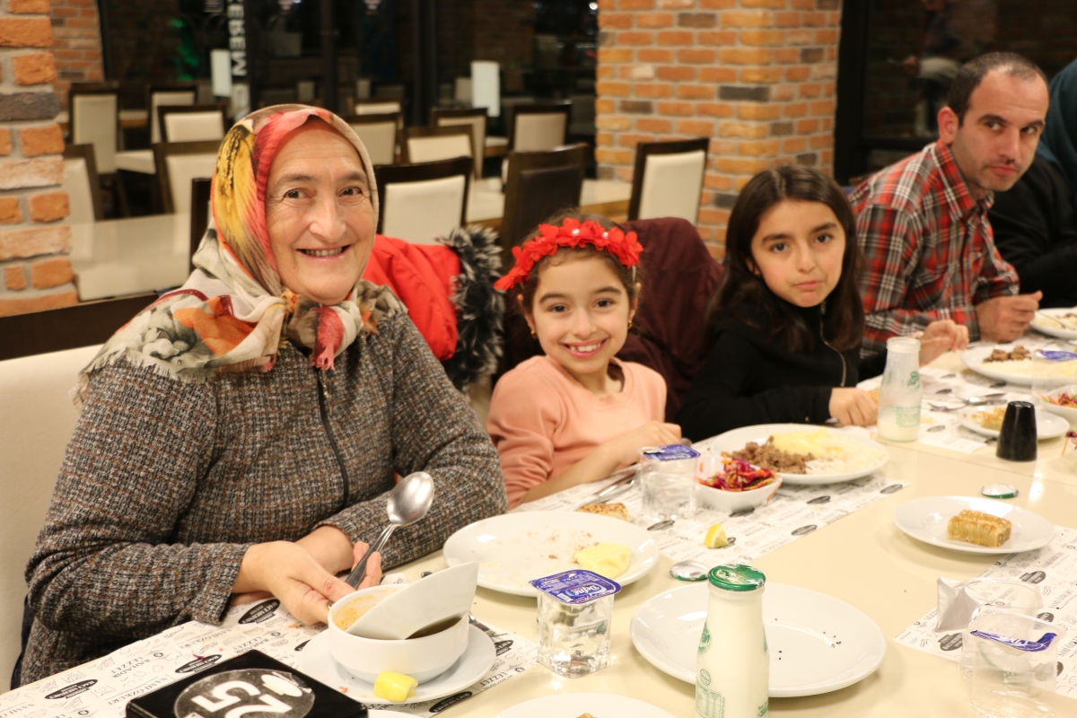 Sakarya Engelliler Birlik Federasyonu tarafından düzenlenen muazzam iftar programında 500 can bir araya geldi. Duaların semaya yükseldiği, engellerin sevgiyle aşıldığı gecede, paylaşılan sadece yemek değil, bir ömürlük dostlu