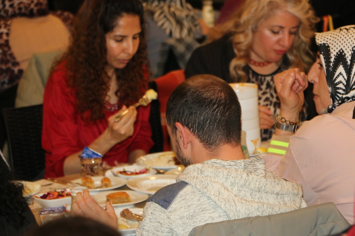 Sakarya Engelliler Birlik Federasyonu tarafından düzenlenen muazzam iftar programında 500 can bir araya geldi. Duaların semaya yükseldiği, engellerin sevgiyle aşıldığı gecede, paylaşılan sadece yemek değil, bir ömürlük dostlu