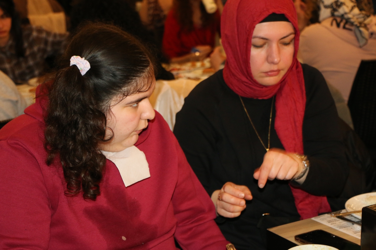 Sakarya Engelliler Birlik Federasyonu tarafından düzenlenen muazzam iftar programında 500 can bir araya geldi. Duaların semaya yükseldiği, engellerin sevgiyle aşıldığı gecede, paylaşılan sadece yemek değil, bir ömürlük dostlu