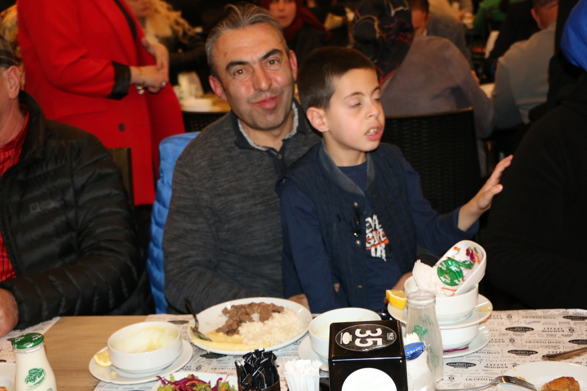 Sakarya Engelliler Birlik Federasyonu tarafından düzenlenen muazzam iftar programında 500 can bir araya geldi. Duaların semaya yükseldiği, engellerin sevgiyle aşıldığı gecede, paylaşılan sadece yemek değil, bir ömürlük dostlu