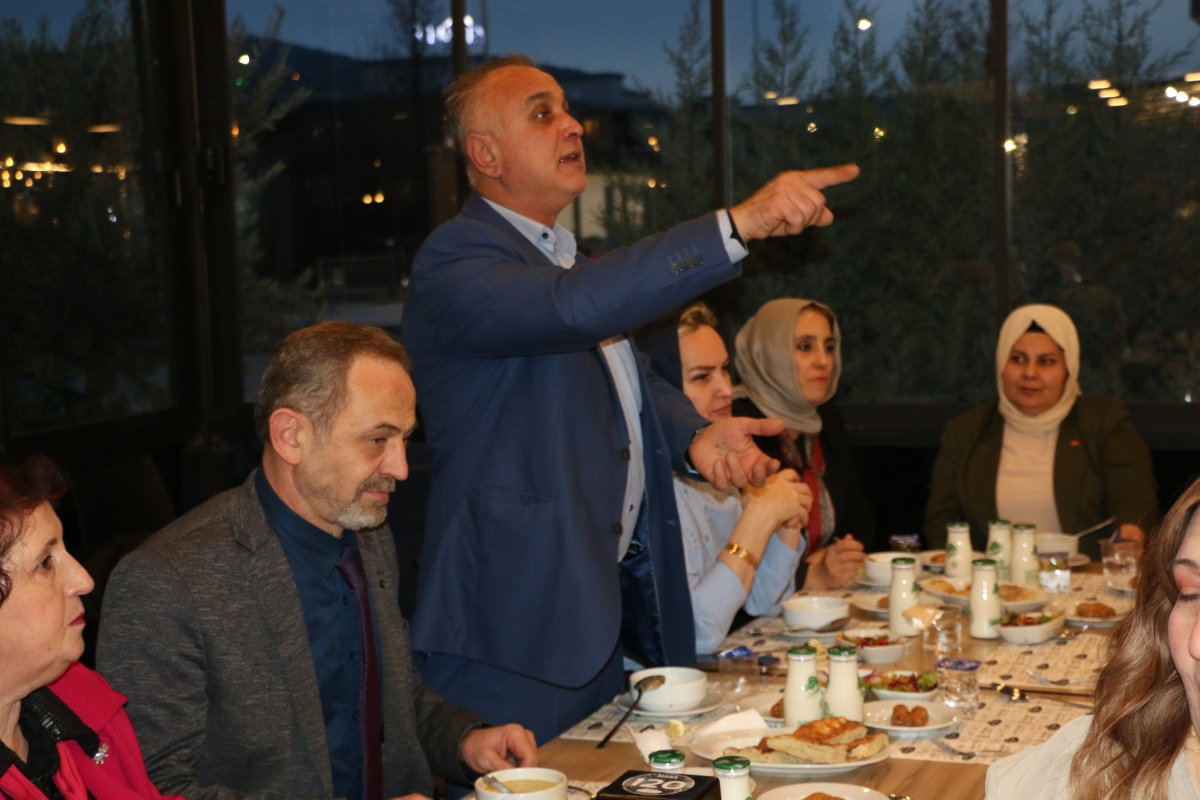 Sakarya Engelliler Birlik Federasyonu tarafından düzenlenen muazzam iftar programında 500 can bir araya geldi. Duaların semaya yükseldiği, engellerin sevgiyle aşıldığı gecede, paylaşılan sadece yemek değil, bir ömürlük dostlu