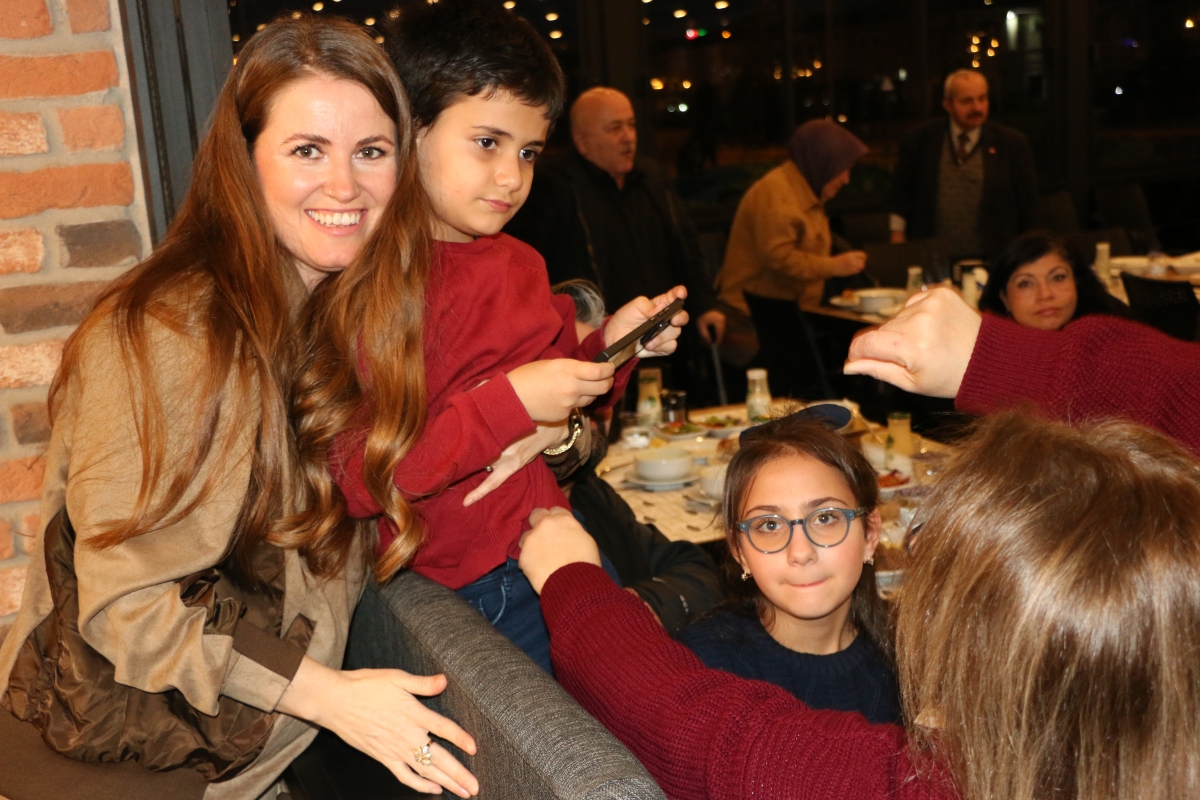 Sakarya Engelliler Birlik Federasyonu tarafından düzenlenen muazzam iftar programında 500 can bir araya geldi. Duaların semaya yükseldiği, engellerin sevgiyle aşıldığı gecede, paylaşılan sadece yemek değil, bir ömürlük dostlu