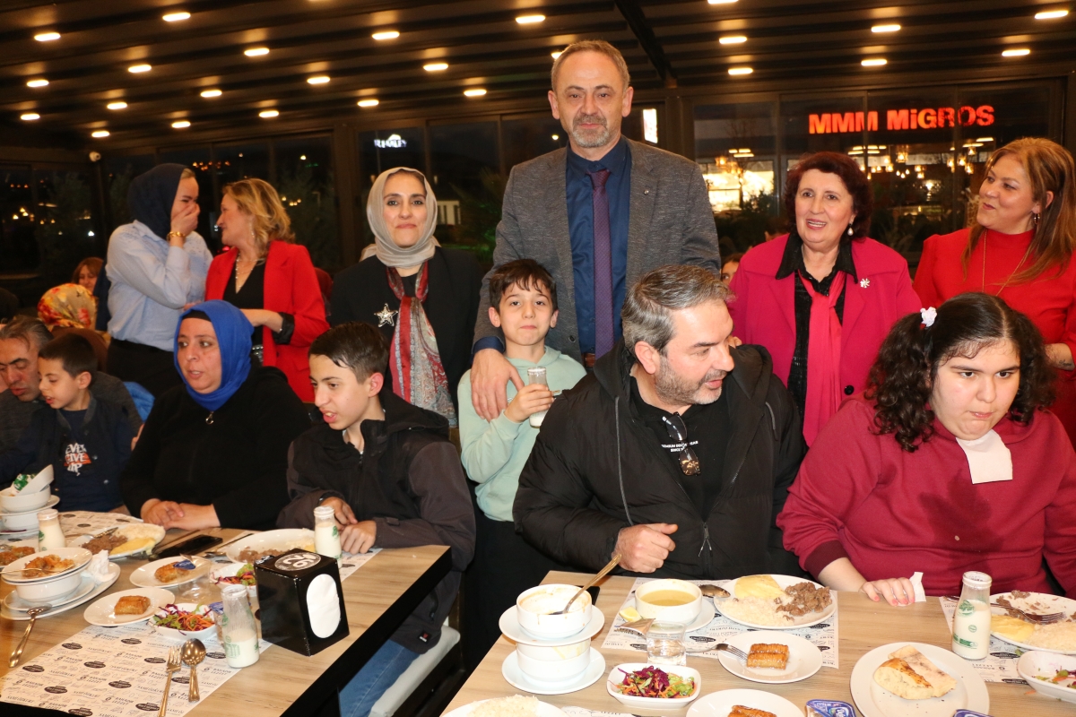 Sakarya Engelliler Birlik Federasyonu tarafından düzenlenen muazzam iftar programında 500 can bir araya geldi. Duaların semaya yükseldiği, engellerin sevgiyle aşıldığı gecede, paylaşılan sadece yemek değil, bir ömürlük dostlu