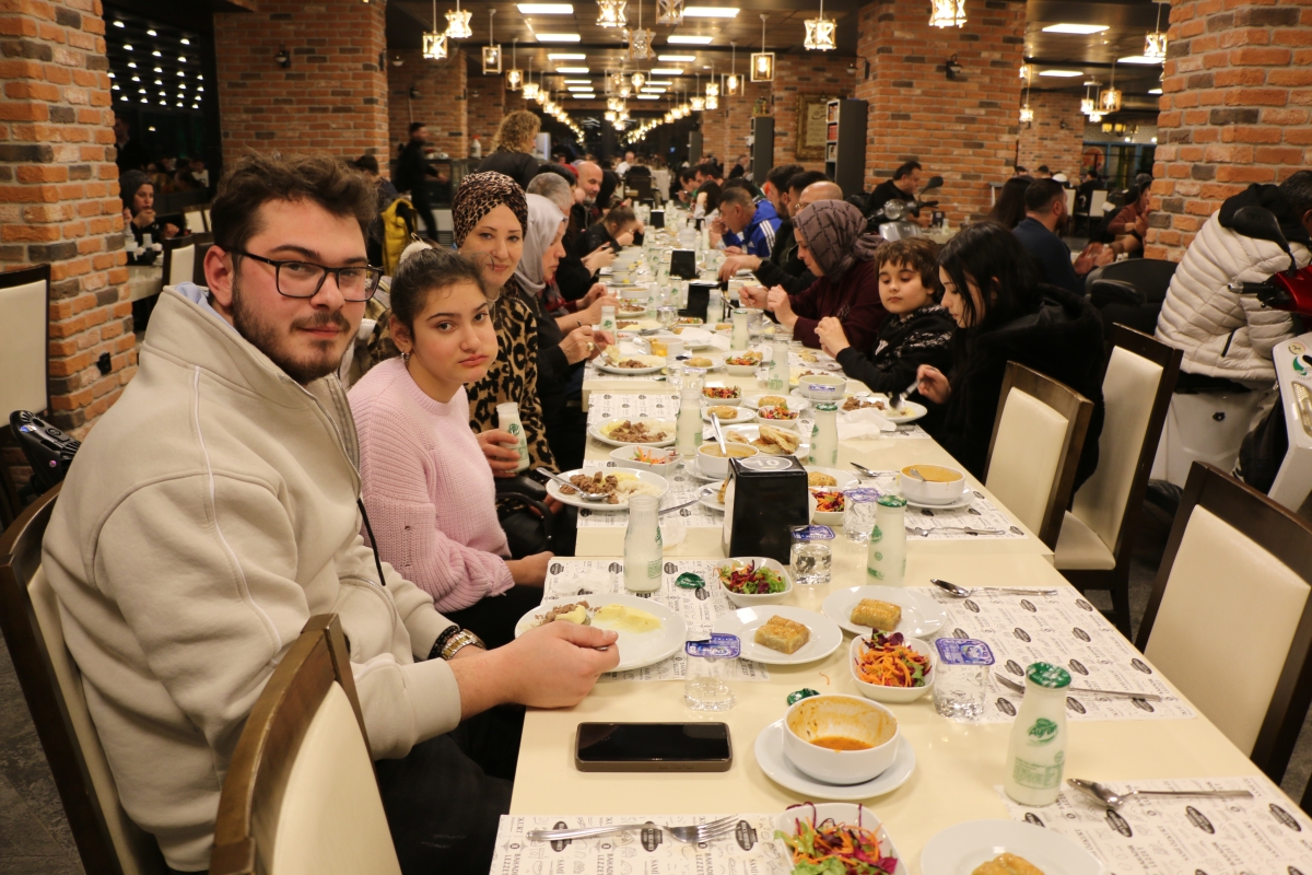Sakarya Engelliler Birlik Federasyonu tarafından düzenlenen muazzam iftar programında 500 can bir araya geldi. Duaların semaya yükseldiği, engellerin sevgiyle aşıldığı gecede, paylaşılan sadece yemek değil, bir ömürlük dostlu