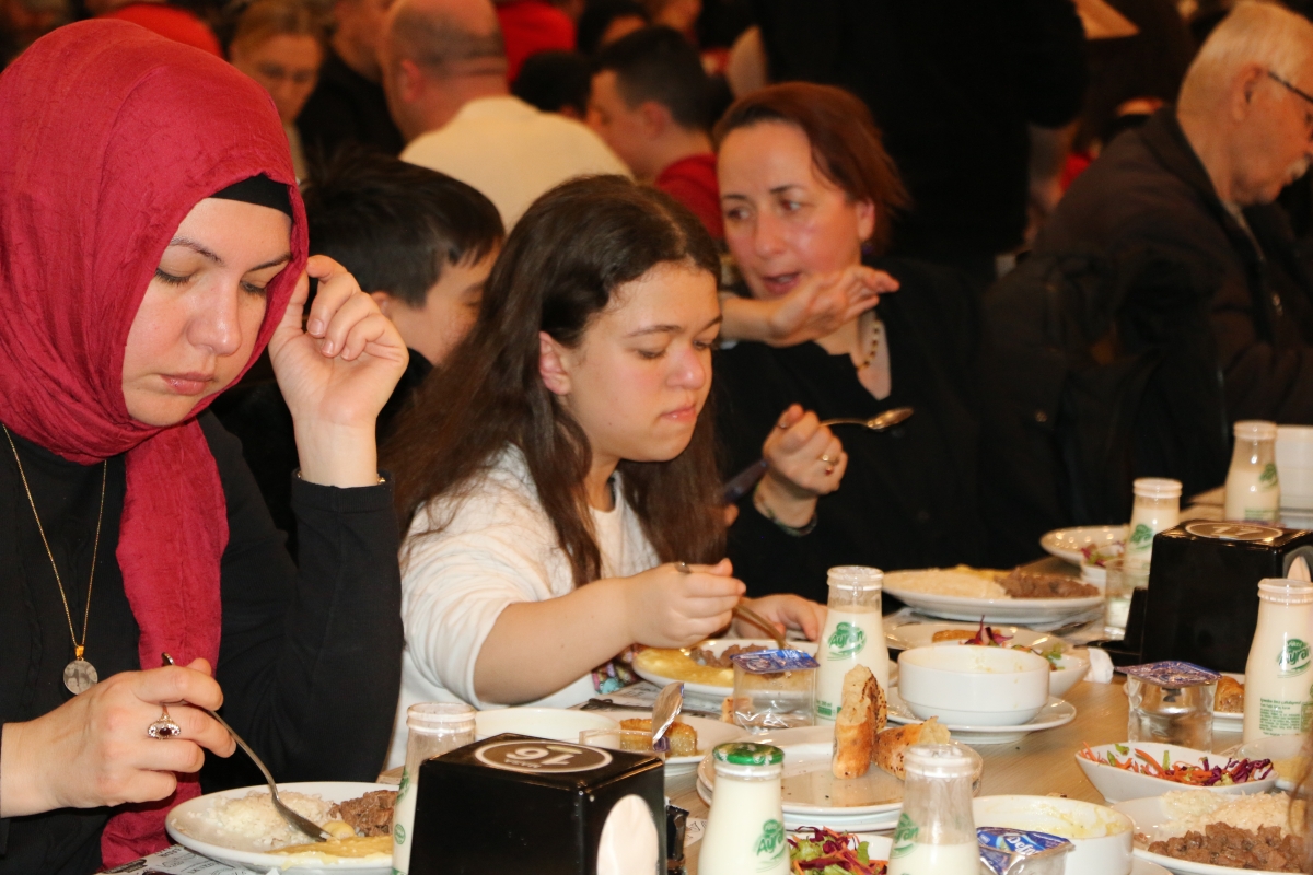 Sakarya Engelliler Birlik Federasyonu tarafından düzenlenen muazzam iftar programında 500 can bir araya geldi. Duaların semaya yükseldiği, engellerin sevgiyle aşıldığı gecede, paylaşılan sadece yemek değil, bir ömürlük dostlu