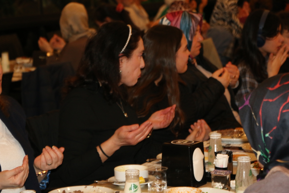 Sakarya Engelliler Birlik Federasyonu tarafından düzenlenen muazzam iftar programında 500 can bir araya geldi. Duaların semaya yükseldiği, engellerin sevgiyle aşıldığı gecede, paylaşılan sadece yemek değil, bir ömürlük dostlu
