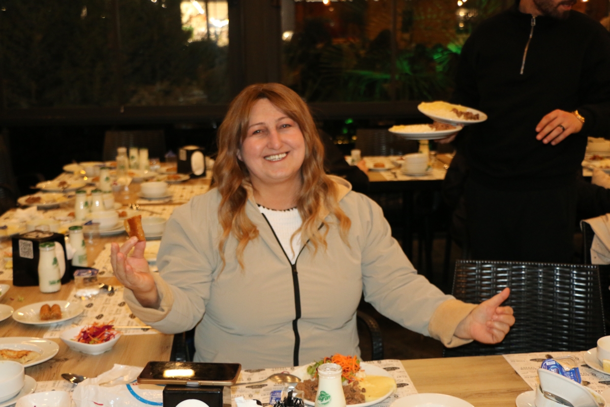 Sakarya Engelliler Birlik Federasyonu tarafından düzenlenen muazzam iftar programında 500 can bir araya geldi. Duaların semaya yükseldiği, engellerin sevgiyle aşıldığı gecede, paylaşılan sadece yemek değil, bir ömürlük dostlu