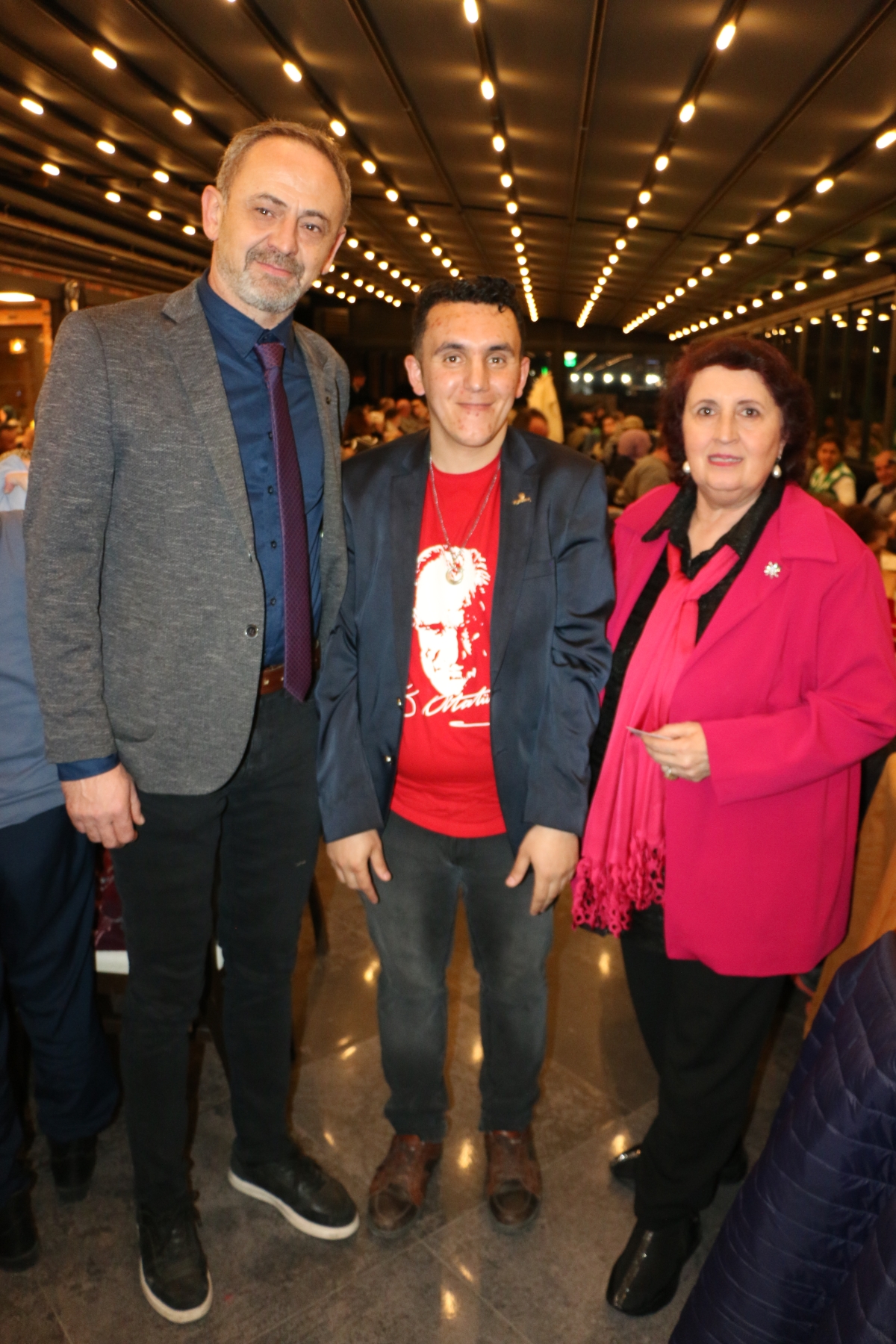 Sakarya Engelliler Birlik Federasyonu tarafından düzenlenen muazzam iftar programında 500 can bir araya geldi. Duaların semaya yükseldiği, engellerin sevgiyle aşıldığı gecede, paylaşılan sadece yemek değil, bir ömürlük dostlu