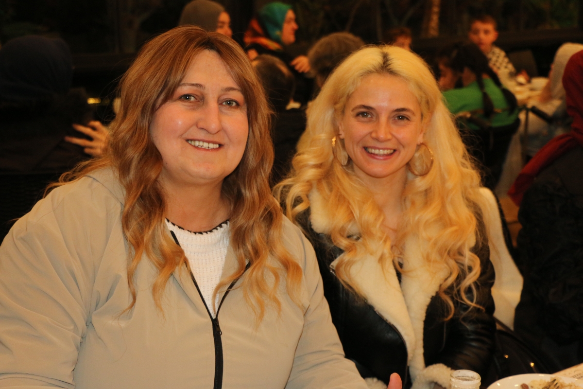 Sakarya Engelliler Birlik Federasyonu tarafından düzenlenen muazzam iftar programında 500 can bir araya geldi. Duaların semaya yükseldiği, engellerin sevgiyle aşıldığı gecede, paylaşılan sadece yemek değil, bir ömürlük dostlu