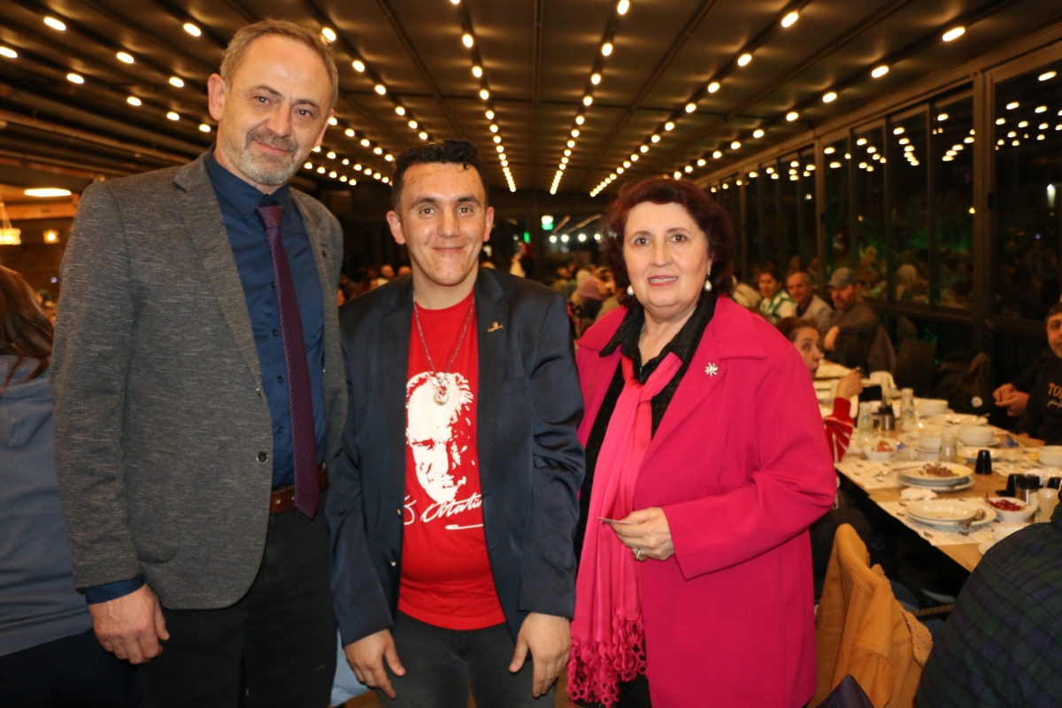 Sakarya Engelliler Birlik Federasyonu tarafından düzenlenen muazzam iftar programında 500 can bir araya geldi. Duaların semaya yükseldiği, engellerin sevgiyle aşıldığı gecede, paylaşılan sadece yemek değil, bir ömürlük dostlu