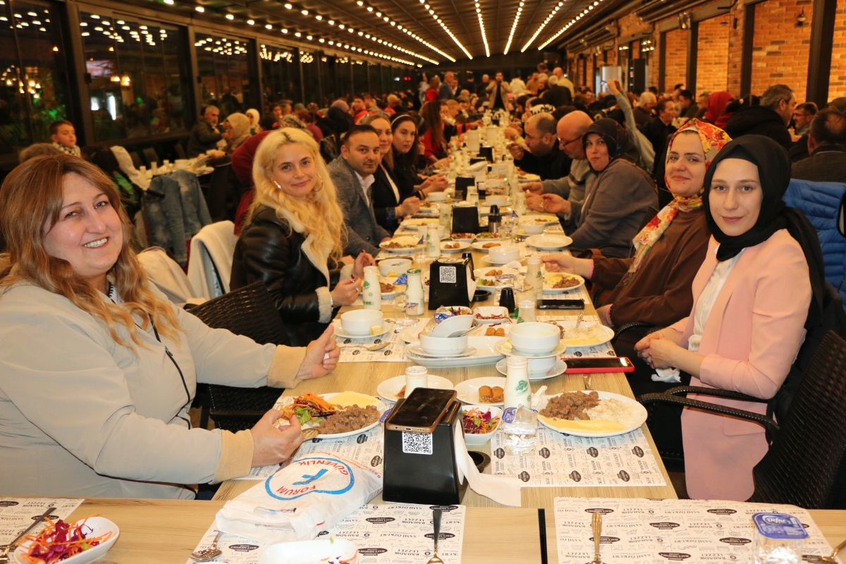 Sakarya Engelliler Birlik Federasyonu tarafından düzenlenen muazzam iftar programında 500 can bir araya geldi. Duaların semaya yükseldiği, engellerin sevgiyle aşıldığı gecede, paylaşılan sadece yemek değil, bir ömürlük dostlu