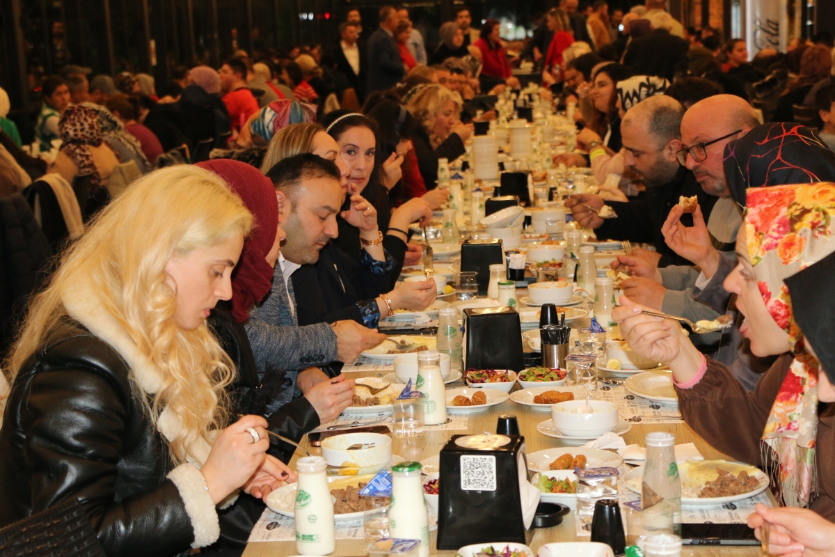Sakarya Engelliler Birlik Federasyonu tarafından düzenlenen muazzam iftar programında 500 can bir araya geldi. Duaların semaya yükseldiği, engellerin sevgiyle aşıldığı gecede, paylaşılan sadece yemek değil, bir ömürlük dostlu