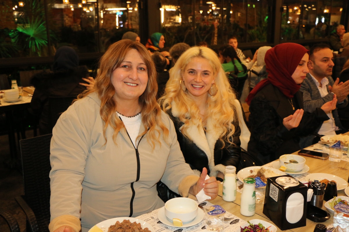 Sakarya Engelliler Birlik Federasyonu tarafından düzenlenen muazzam iftar programında 500 can bir araya geldi. Duaların semaya yükseldiği, engellerin sevgiyle aşıldığı gecede, paylaşılan sadece yemek değil, bir ömürlük dostlu