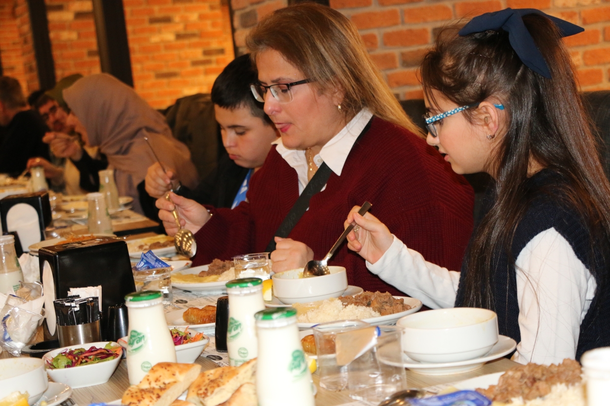 Sakarya Engelliler Birlik Federasyonu tarafından düzenlenen muazzam iftar programında 500 can bir araya geldi. Duaların semaya yükseldiği, engellerin sevgiyle aşıldığı gecede, paylaşılan sadece yemek değil, bir ömürlük dostlu