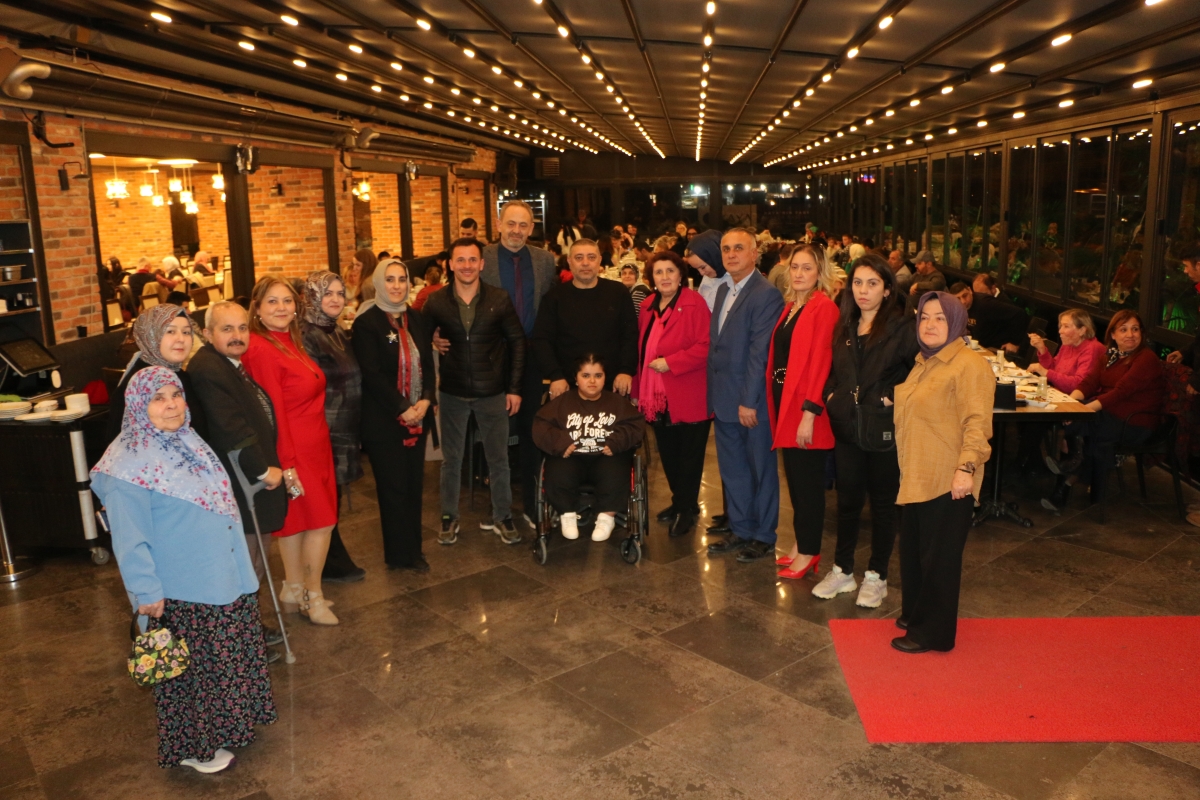 Sakarya Engelliler Birlik Federasyonu tarafından düzenlenen muazzam iftar programında 500 can bir araya geldi. Duaların semaya yükseldiği, engellerin sevgiyle aşıldığı gecede, paylaşılan sadece yemek değil, bir ömürlük dostlu