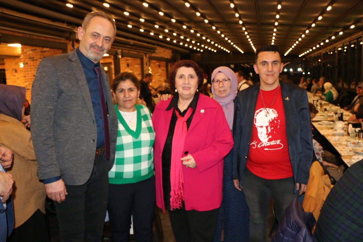 Sakarya Engelliler Birlik Federasyonu tarafından düzenlenen muazzam iftar programında 500 can bir araya geldi. Duaların semaya yükseldiği, engellerin sevgiyle aşıldığı gecede, paylaşılan sadece yemek değil, bir ömürlük dostlu