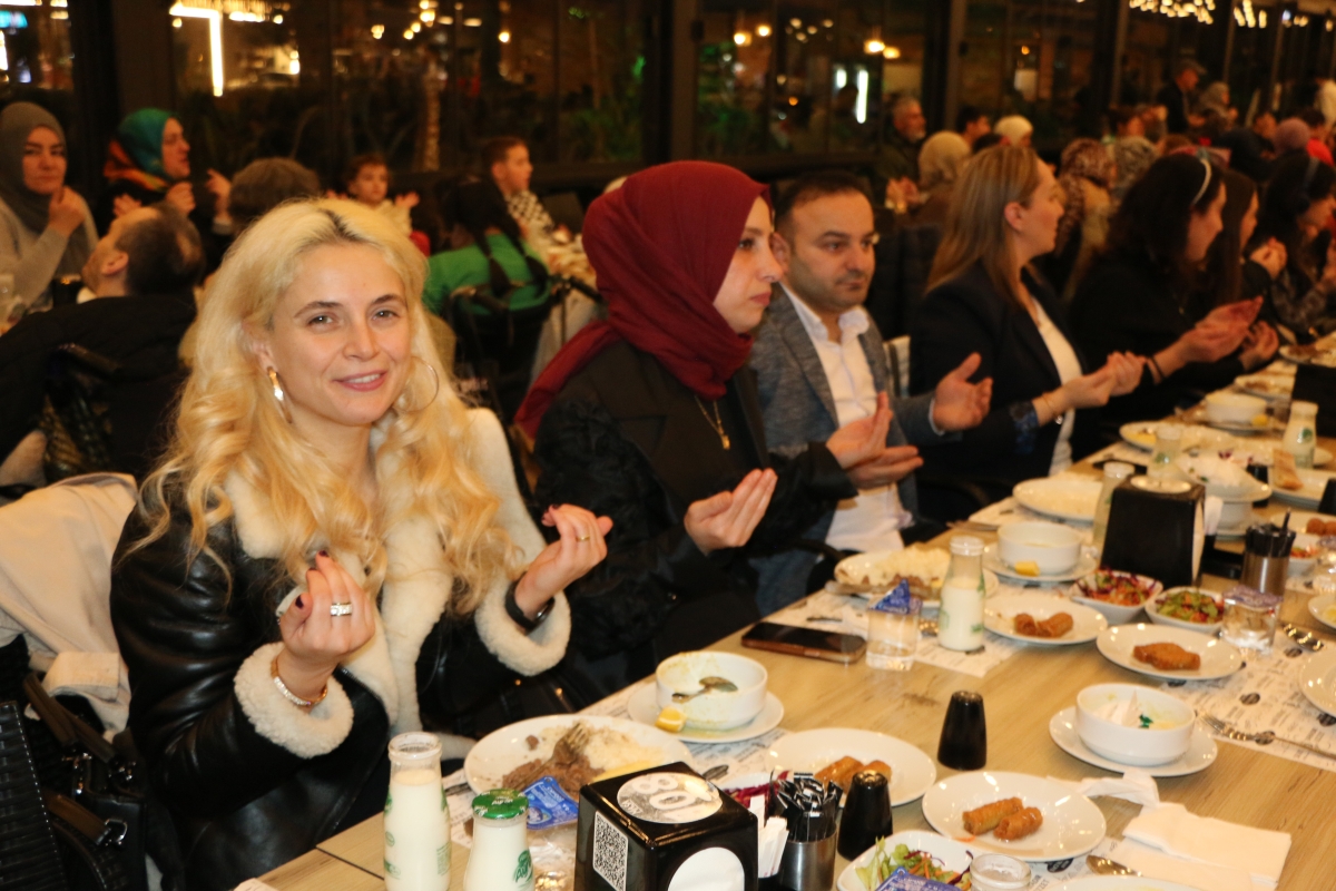 Sakarya Engelliler Birlik Federasyonu tarafından düzenlenen muazzam iftar programında 500 can bir araya geldi. Duaların semaya yükseldiği, engellerin sevgiyle aşıldığı gecede, paylaşılan sadece yemek değil, bir ömürlük dostlu
