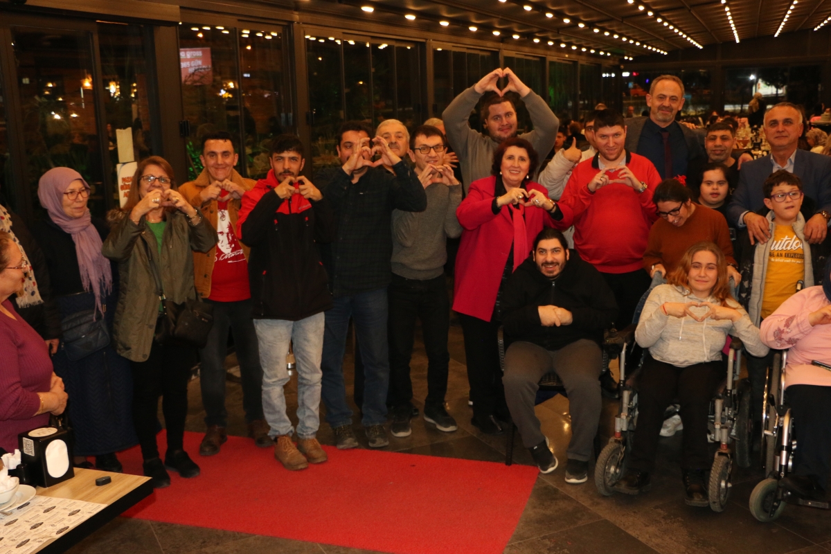 Sakarya Engelliler Birlik Federasyonu tarafından düzenlenen muazzam iftar programında 500 can bir araya geldi. Duaların semaya yükseldiği, engellerin sevgiyle aşıldığı gecede, paylaşılan sadece yemek değil, bir ömürlük dostlu