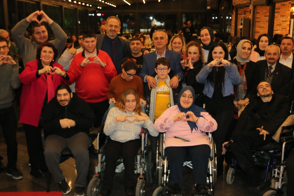 Sakarya Engelliler Birlik Federasyonu tarafından düzenlenen muazzam iftar programında 500 can bir araya geldi. Duaların semaya yükseldiği, engellerin sevgiyle aşıldığı gecede, paylaşılan sadece yemek değil, bir ömürlük dostlu
