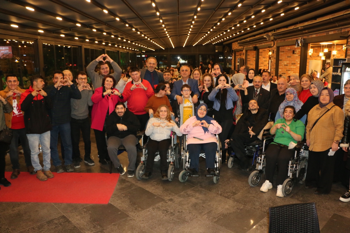 Sakarya Engelliler Birlik Federasyonu tarafından düzenlenen muazzam iftar programında 500 can bir araya geldi. Duaların semaya yükseldiği, engellerin sevgiyle aşıldığı gecede, paylaşılan sadece yemek değil, bir ömürlük dostlu