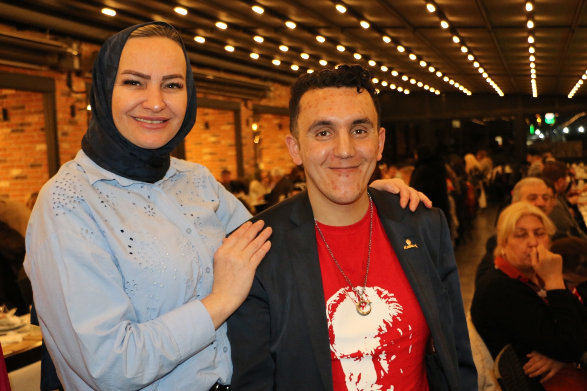 Sakarya Engelliler Birlik Federasyonu tarafından düzenlenen muazzam iftar programında 500 can bir araya geldi. Duaların semaya yükseldiği, engellerin sevgiyle aşıldığı gecede, paylaşılan sadece yemek değil, bir ömürlük dostlu