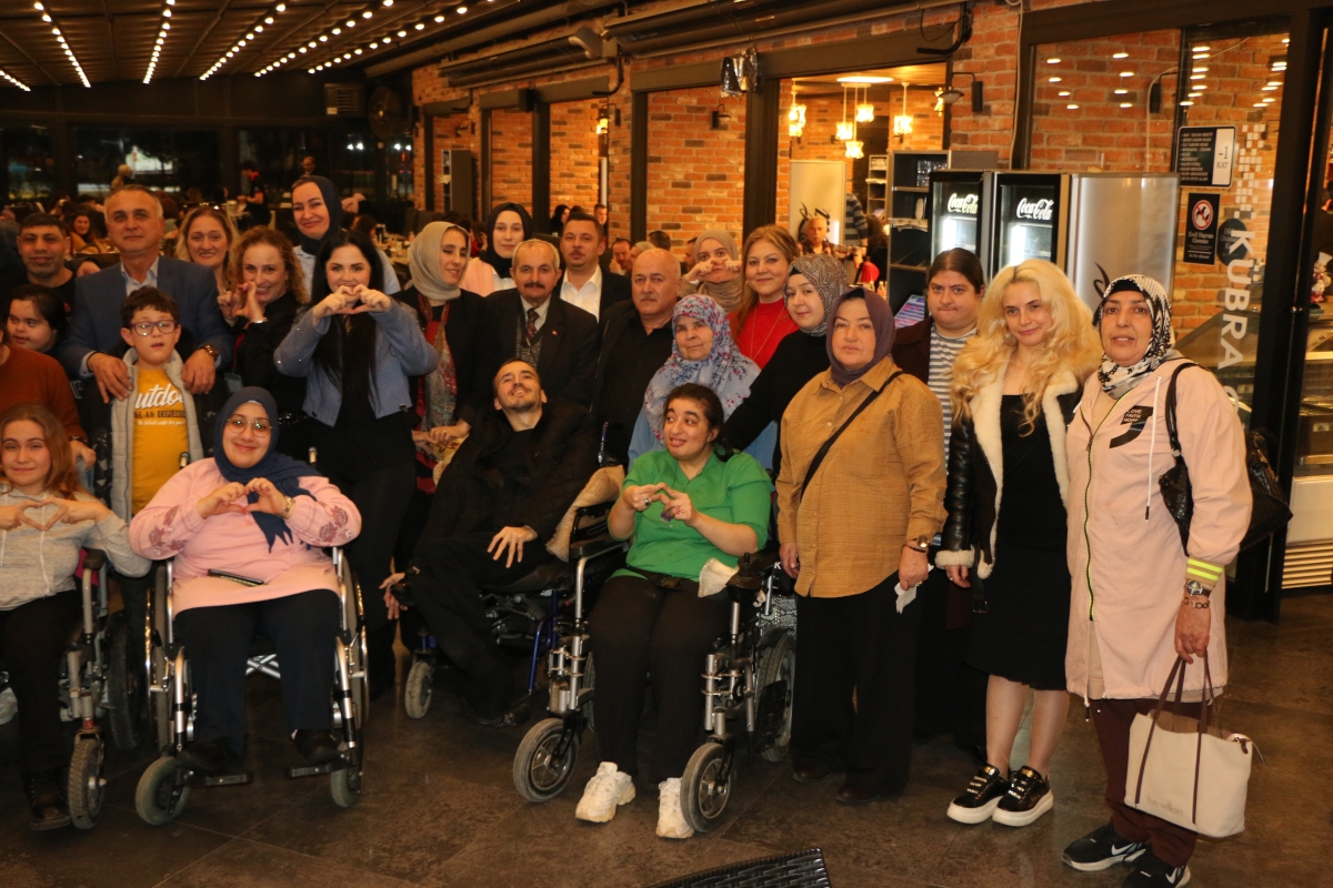 Sakarya Engelliler Birlik Federasyonu tarafından düzenlenen muazzam iftar programında 500 can bir araya geldi. Duaların semaya yükseldiği, engellerin sevgiyle aşıldığı gecede, paylaşılan sadece yemek değil, bir ömürlük dostlu