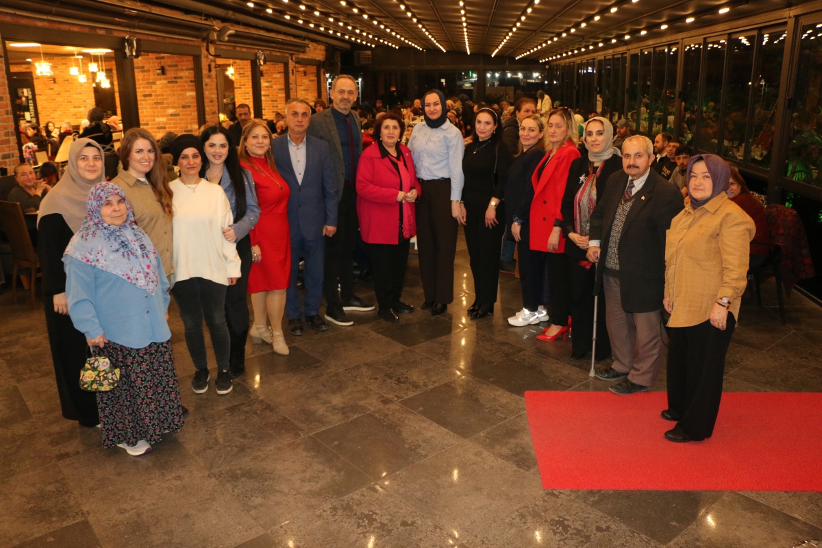 Sakarya Engelliler Birlik Federasyonu tarafından düzenlenen muazzam iftar programında 500 can bir araya geldi. Duaların semaya yükseldiği, engellerin sevgiyle aşıldığı gecede, paylaşılan sadece yemek değil, bir ömürlük dostlu