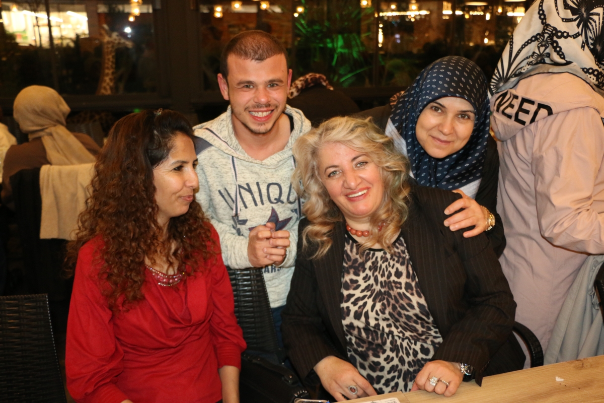 Sakarya Engelliler Birlik Federasyonu tarafından düzenlenen muazzam iftar programında 500 can bir araya geldi. Duaların semaya yükseldiği, engellerin sevgiyle aşıldığı gecede, paylaşılan sadece yemek değil, bir ömürlük dostlu
