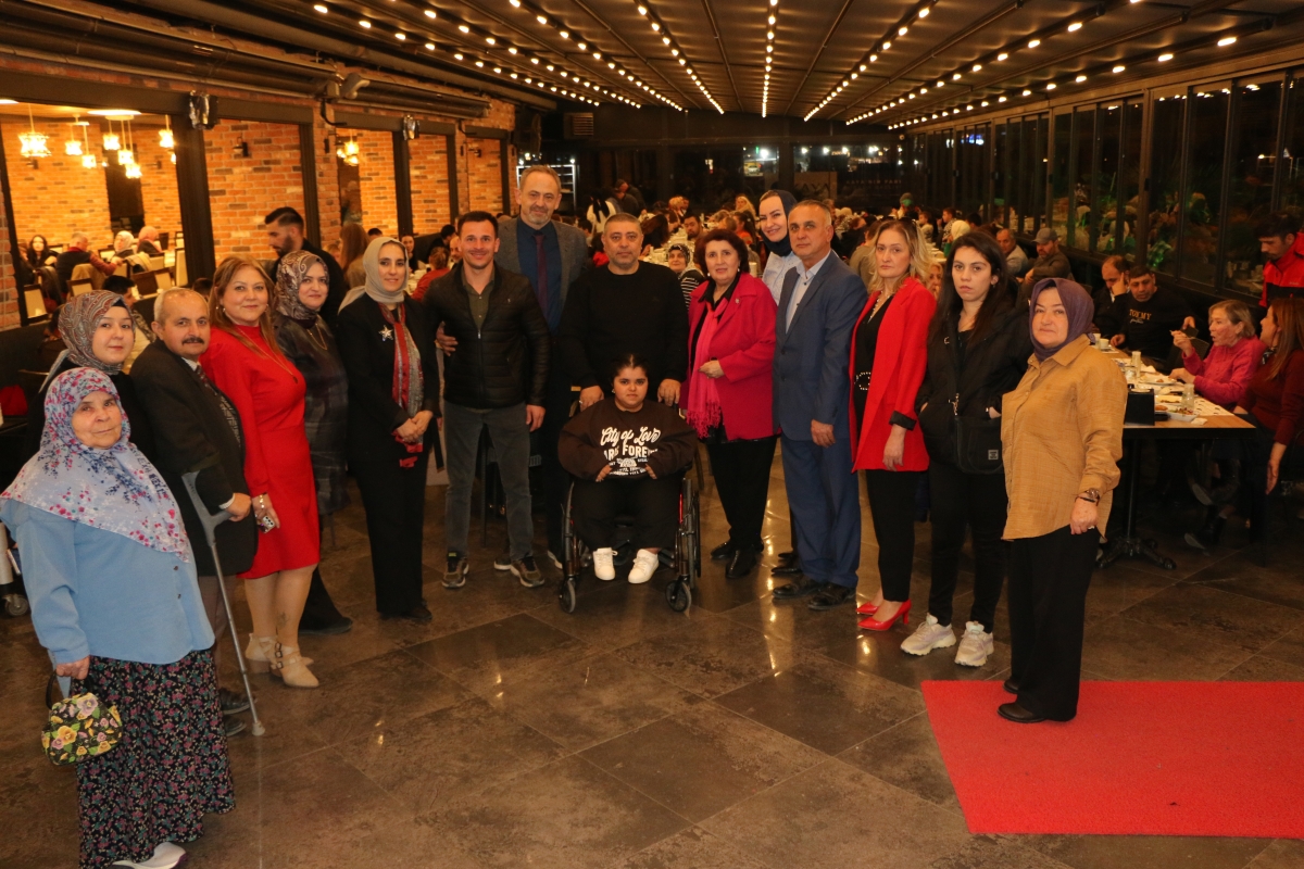 Sakarya Engelliler Birlik Federasyonu tarafından düzenlenen muazzam iftar programında 500 can bir araya geldi. Duaların semaya yükseldiği, engellerin sevgiyle aşıldığı gecede, paylaşılan sadece yemek değil, bir ömürlük dostlu