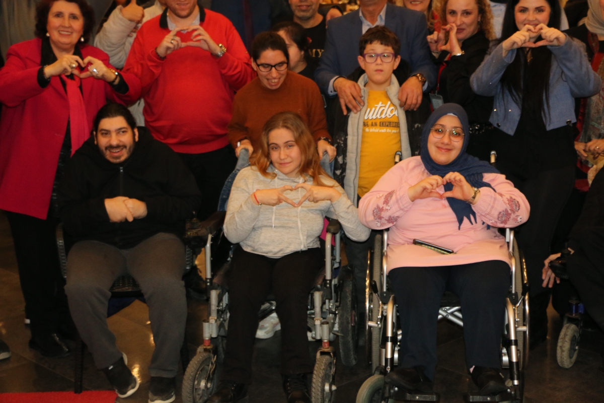 Sakarya Engelliler Birlik Federasyonu tarafından düzenlenen muazzam iftar programında 500 can bir araya geldi. Duaların semaya yükseldiği, engellerin sevgiyle aşıldığı gecede, paylaşılan sadece yemek değil, bir ömürlük dostlu