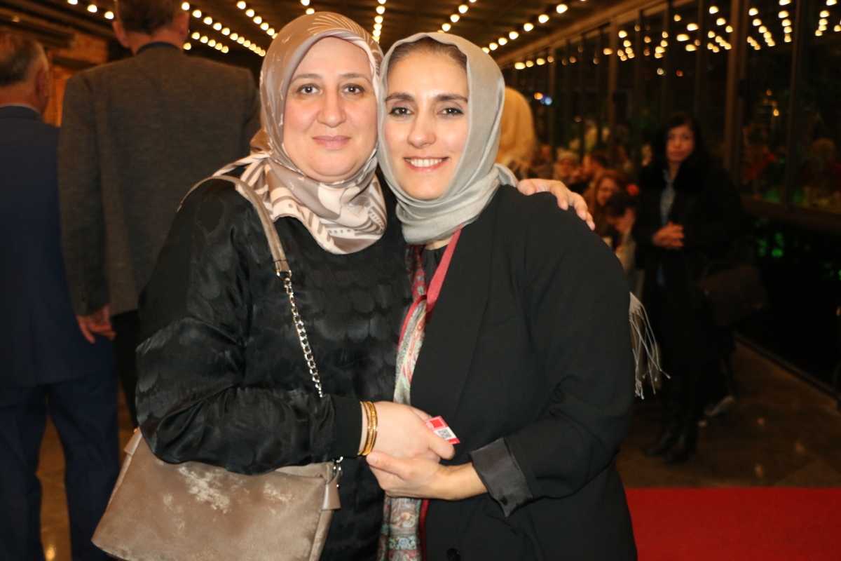 Sakarya Engelliler Birlik Federasyonu tarafından düzenlenen muazzam iftar programında 500 can bir araya geldi. Duaların semaya yükseldiği, engellerin sevgiyle aşıldığı gecede, paylaşılan sadece yemek değil, bir ömürlük dostlu