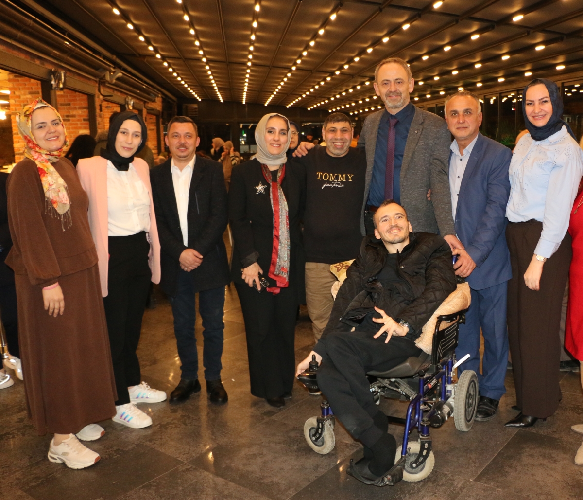 Sakarya Engelliler Birlik Federasyonu tarafından düzenlenen muazzam iftar programında 500 can bir araya geldi. Duaların semaya yükseldiği, engellerin sevgiyle aşıldığı gecede, paylaşılan sadece yemek değil, bir ömürlük dostlu
