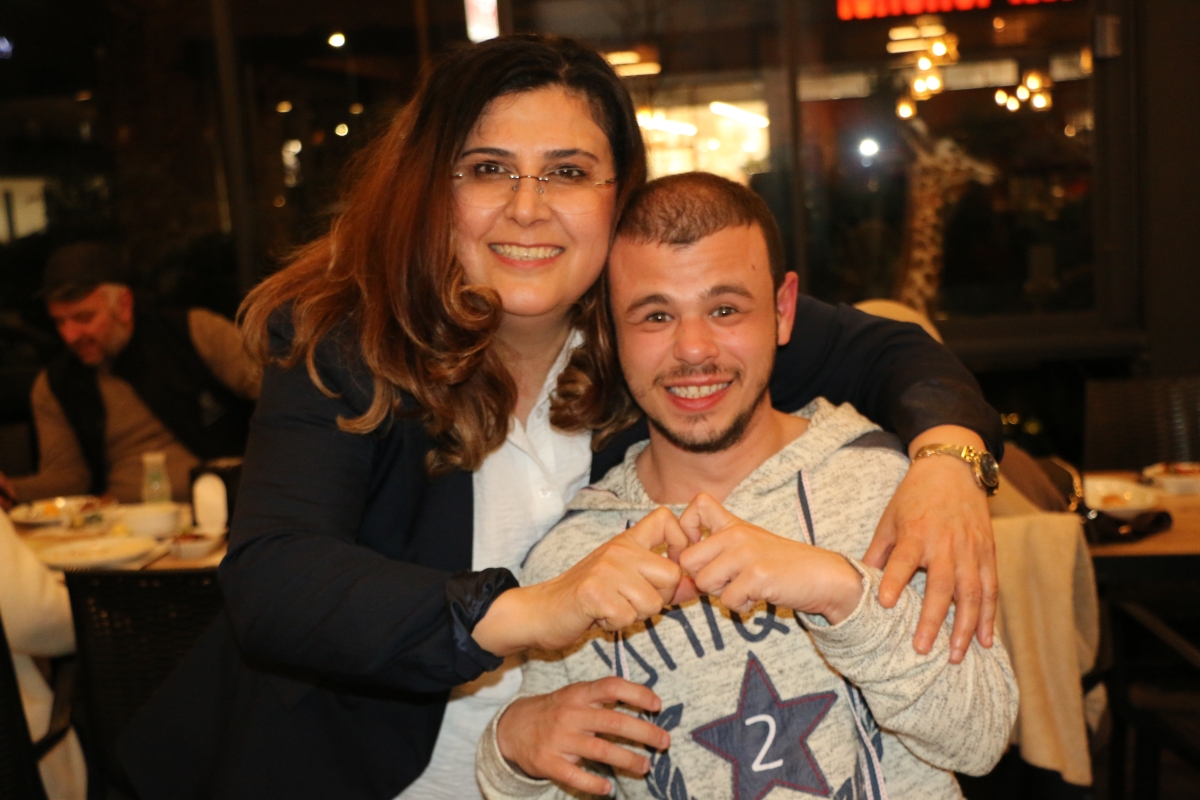 Sakarya Engelliler Birlik Federasyonu tarafından düzenlenen muazzam iftar programında 500 can bir araya geldi. Duaların semaya yükseldiği, engellerin sevgiyle aşıldığı gecede, paylaşılan sadece yemek değil, bir ömürlük dostlu