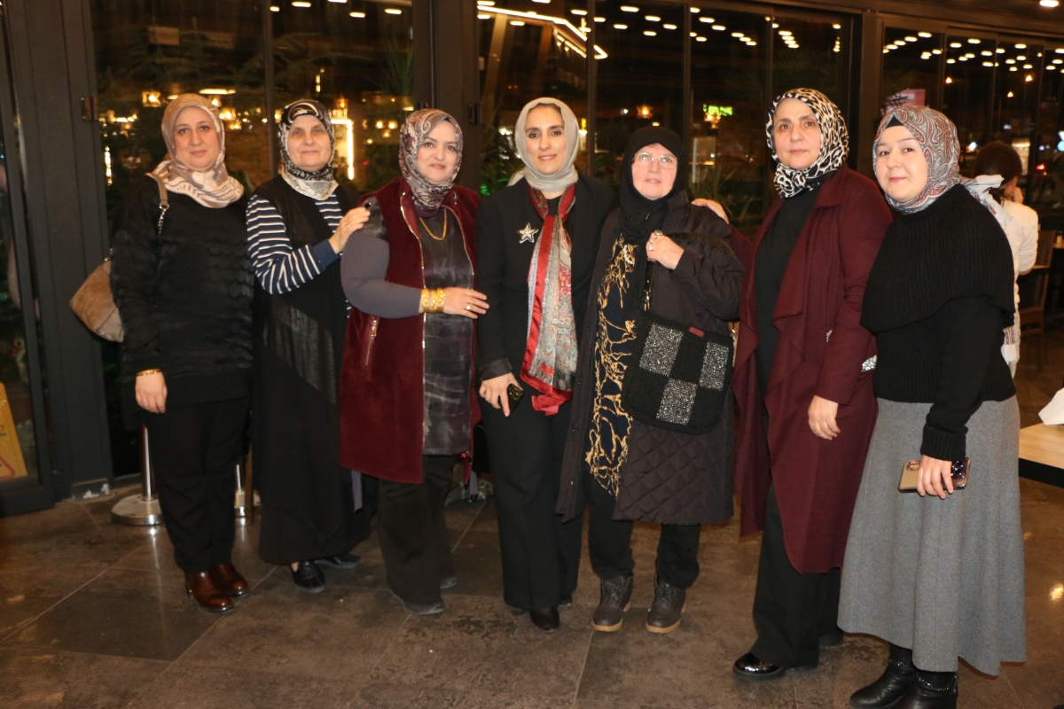 Sakarya Engelliler Birlik Federasyonu tarafından düzenlenen muazzam iftar programında 500 can bir araya geldi. Duaların semaya yükseldiği, engellerin sevgiyle aşıldığı gecede, paylaşılan sadece yemek değil, bir ömürlük dostlu