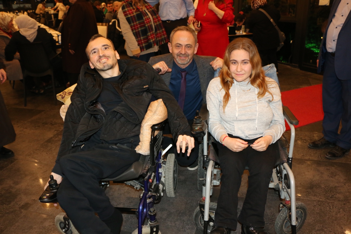 Sakarya Engelliler Birlik Federasyonu tarafından düzenlenen muazzam iftar programında 500 can bir araya geldi. Duaların semaya yükseldiği, engellerin sevgiyle aşıldığı gecede, paylaşılan sadece yemek değil, bir ömürlük dostlu