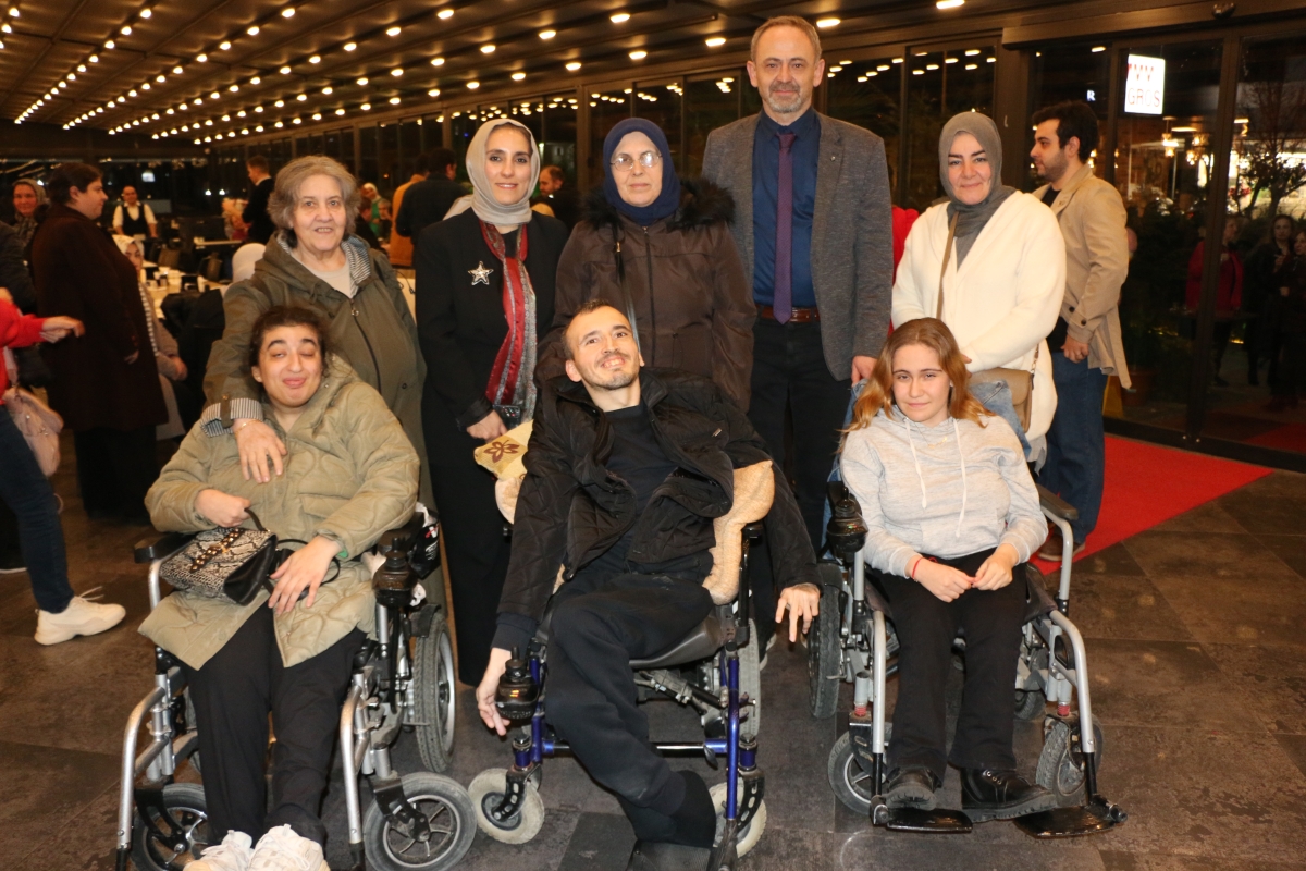 Sakarya Engelliler Birlik Federasyonu tarafından düzenlenen muazzam iftar programında 500 can bir araya geldi. Duaların semaya yükseldiği, engellerin sevgiyle aşıldığı gecede, paylaşılan sadece yemek değil, bir ömürlük dostlu