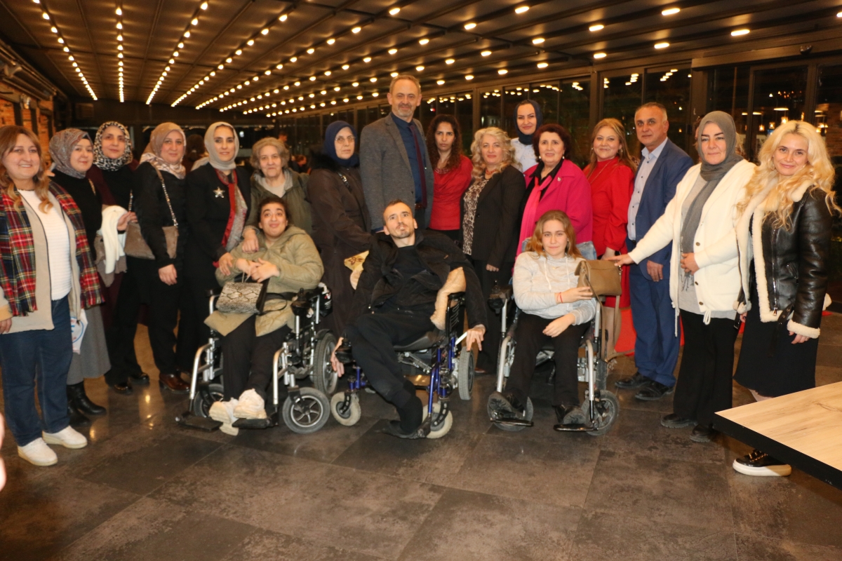 Sakarya Engelliler Birlik Federasyonu tarafından düzenlenen muazzam iftar programında 500 can bir araya geldi. Duaların semaya yükseldiği, engellerin sevgiyle aşıldığı gecede, paylaşılan sadece yemek değil, bir ömürlük dostlu