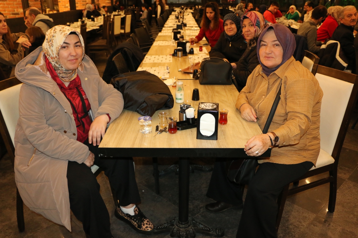 Sakarya Engelliler Birlik Federasyonu tarafından düzenlenen muazzam iftar programında 500 can bir araya geldi. Duaların semaya yükseldiği, engellerin sevgiyle aşıldığı gecede, paylaşılan sadece yemek değil, bir ömürlük dostlu