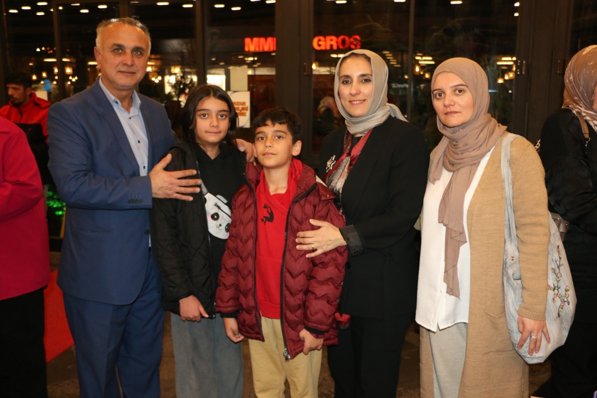 Sakarya Engelliler Birlik Federasyonu tarafından düzenlenen muazzam iftar programında 500 can bir araya geldi. Duaların semaya yükseldiği, engellerin sevgiyle aşıldığı gecede, paylaşılan sadece yemek değil, bir ömürlük dostlu