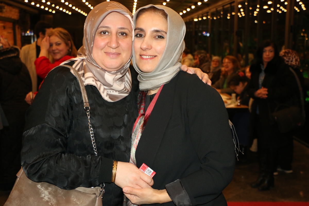 Sakarya Engelliler Birlik Federasyonu tarafından düzenlenen muazzam iftar programında 500 can bir araya geldi. Duaların semaya yükseldiği, engellerin sevgiyle aşıldığı gecede, paylaşılan sadece yemek değil, bir ömürlük dostlu