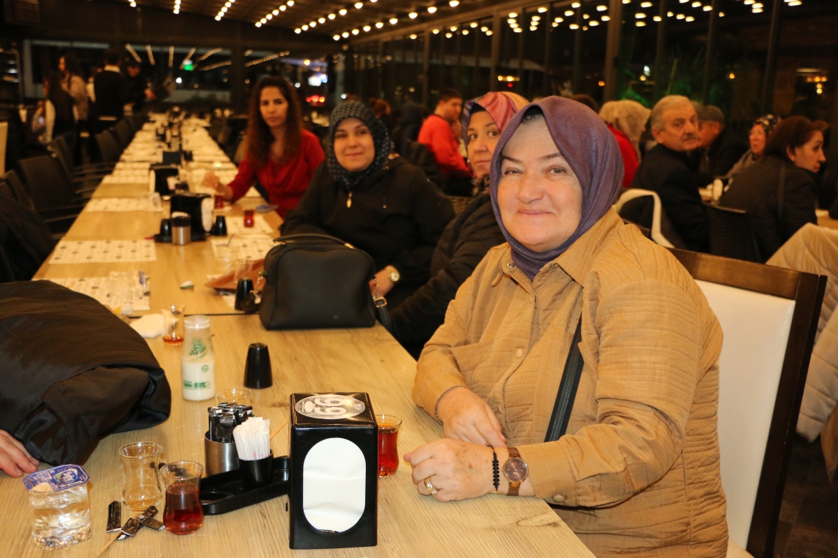 Sakarya Engelliler Birlik Federasyonu tarafından düzenlenen muazzam iftar programında 500 can bir araya geldi. Duaların semaya yükseldiği, engellerin sevgiyle aşıldığı gecede, paylaşılan sadece yemek değil, bir ömürlük dostlu
