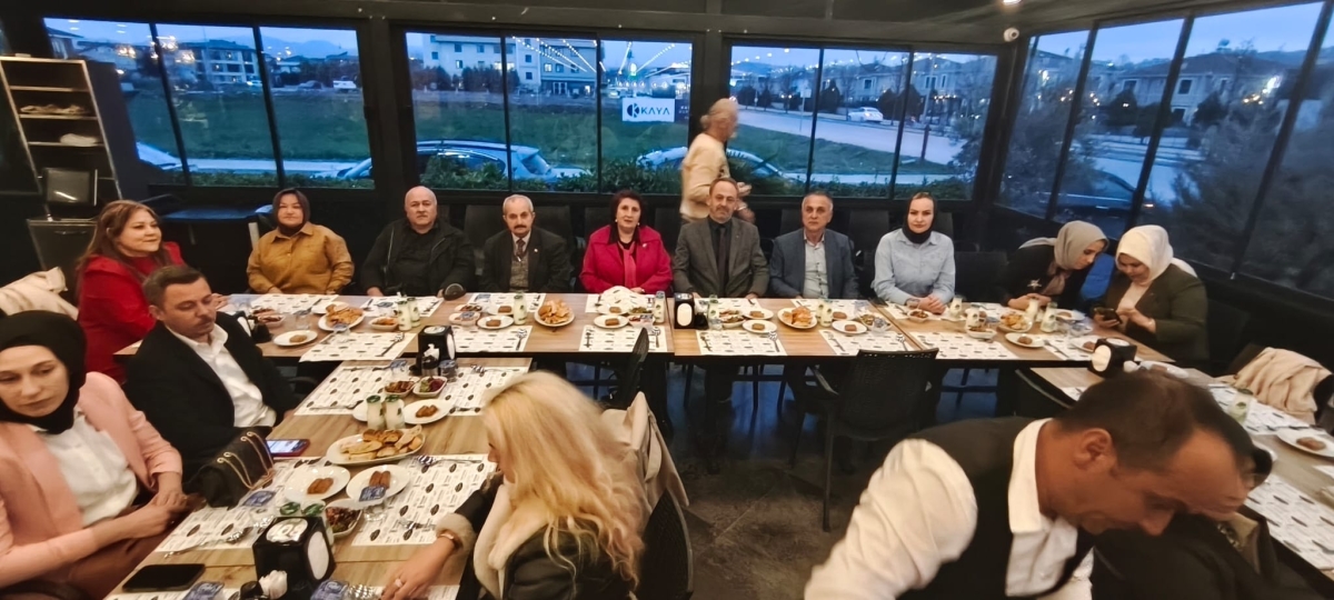 Sakarya Engelliler Birlik Federasyonu tarafından düzenlenen muazzam iftar programında 500 can bir araya geldi. Duaların semaya yükseldiği, engellerin sevgiyle aşıldığı gecede, paylaşılan sadece yemek değil, bir ömürlük dostlu