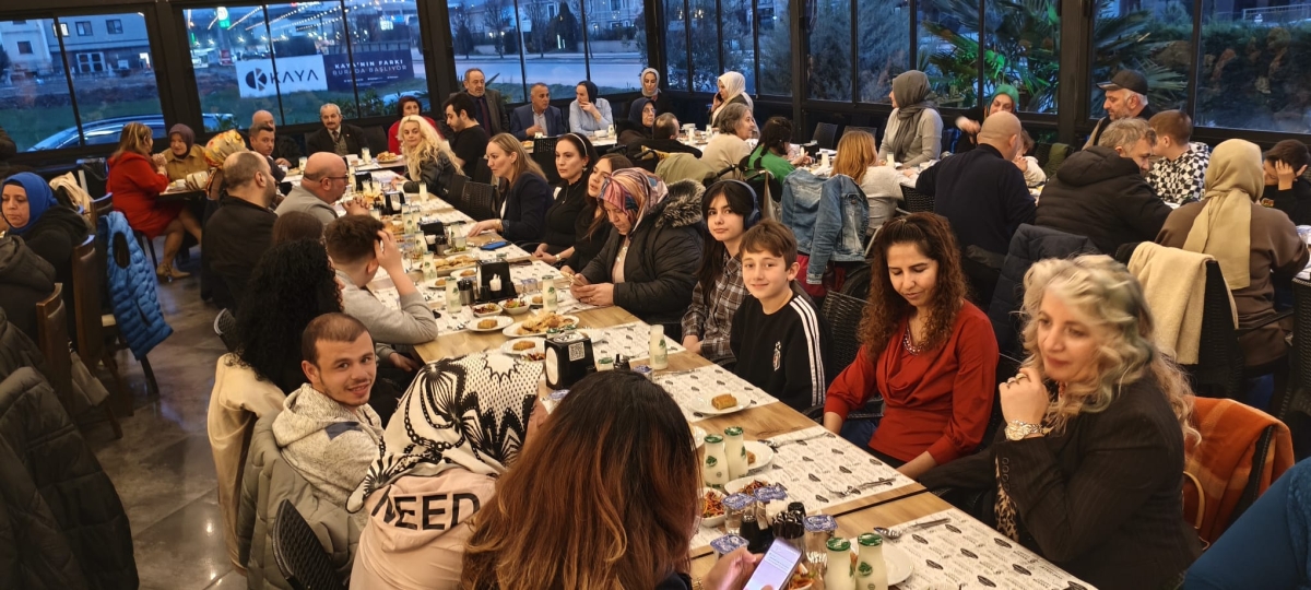 Sakarya Engelliler Birlik Federasyonu tarafından düzenlenen muazzam iftar programında 500 can bir araya geldi. Duaların semaya yükseldiği, engellerin sevgiyle aşıldığı gecede, paylaşılan sadece yemek değil, bir ömürlük dostlu