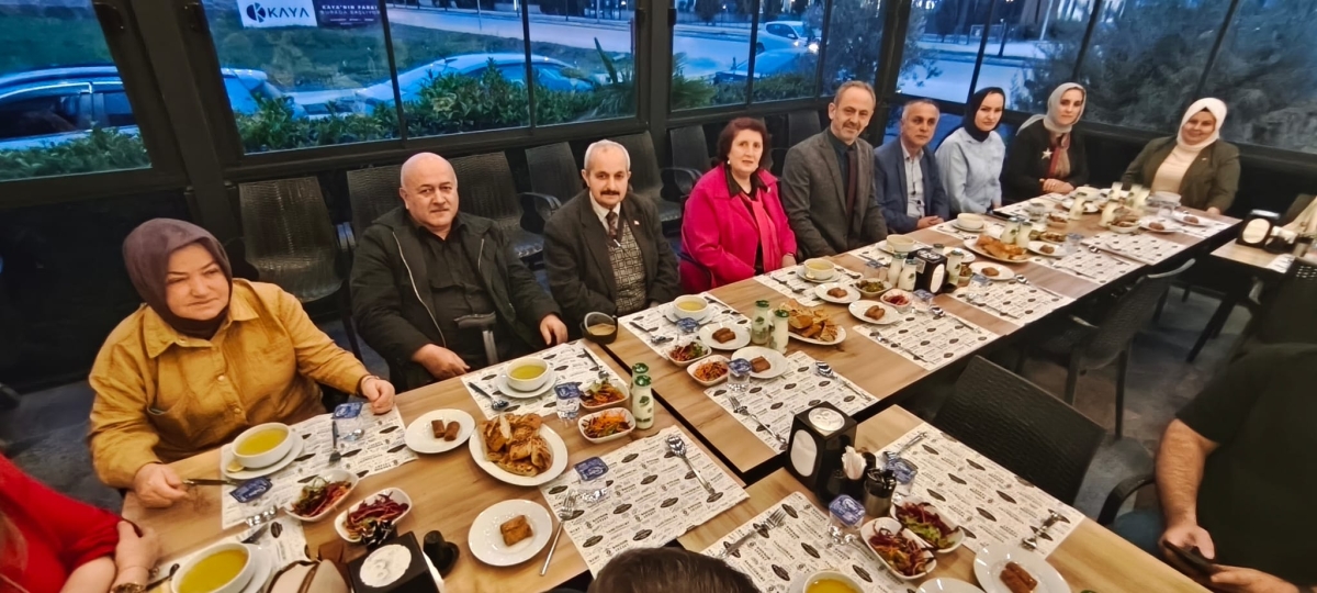 Sakarya Engelliler Birlik Federasyonu tarafından düzenlenen muazzam iftar programında 500 can bir araya geldi. Duaların semaya yükseldiği, engellerin sevgiyle aşıldığı gecede, paylaşılan sadece yemek değil, bir ömürlük dostlu
