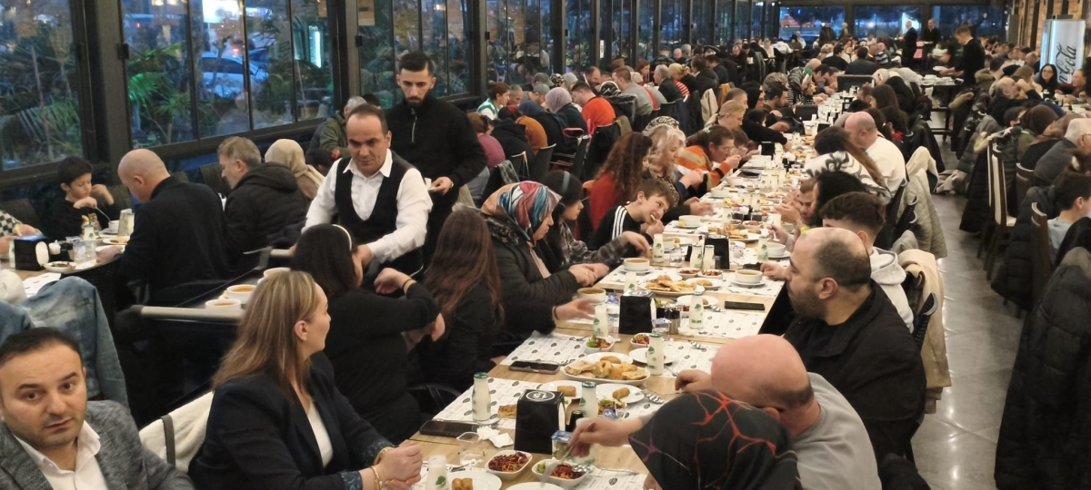 Sakarya Engelliler Birlik Federasyonu tarafından düzenlenen muazzam iftar programında 500 can bir araya geldi. Duaların semaya yükseldiği, engellerin sevgiyle aşıldığı gecede, paylaşılan sadece yemek değil, bir ömürlük dostlu
