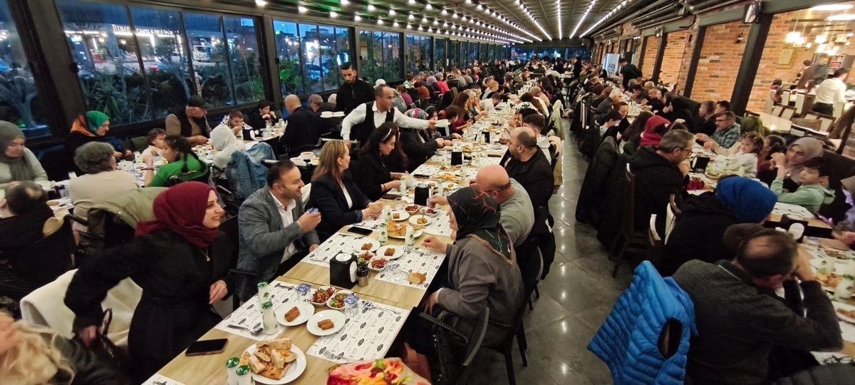 Sakarya Engelliler Birlik Federasyonu tarafından düzenlenen muazzam iftar programında 500 can bir araya geldi. Duaların semaya yükseldiği, engellerin sevgiyle aşıldığı gecede, paylaşılan sadece yemek değil, bir ömürlük dostlu