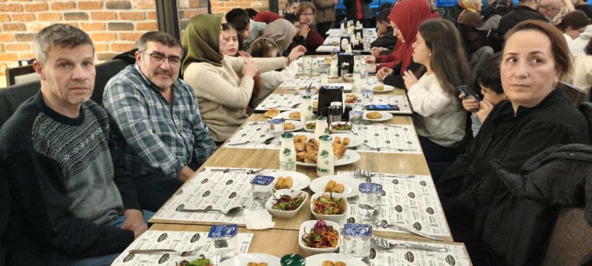 Sakarya Engelliler Birlik Federasyonu tarafından düzenlenen muazzam iftar programında 500 can bir araya geldi. Duaların semaya yükseldiği, engellerin sevgiyle aşıldığı gecede, paylaşılan sadece yemek değil, bir ömürlük dostlu