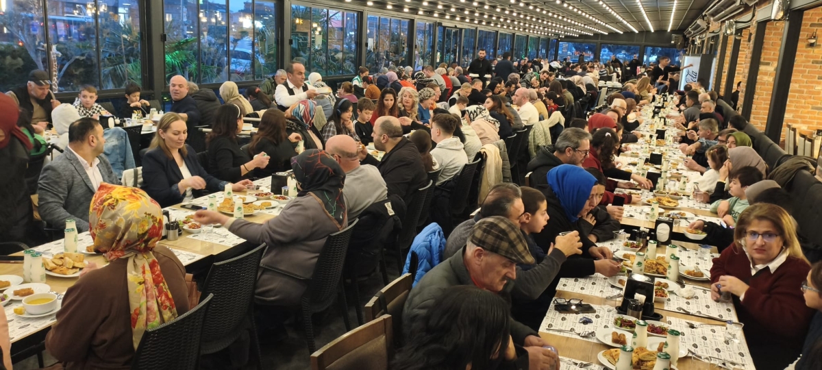 Sakarya Engelliler Birlik Federasyonu tarafından düzenlenen muazzam iftar programında 500 can bir araya geldi. Duaların semaya yükseldiği, engellerin sevgiyle aşıldığı gecede, paylaşılan sadece yemek değil, bir ömürlük dostlu